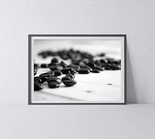 Черно-бели кафе на зърна, Пръснати из Стария масата, монтиран на стената принт със снимка 8x10 - Тематично изображение за любителите на кафе Само за печат