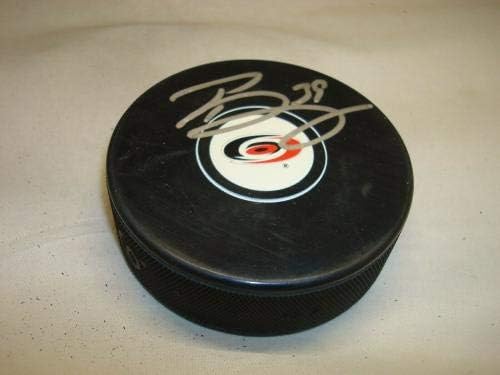 Патрик Дуайър подписа хокей шайба Каролина хърикейнс с автограф 1Б - за Миене на НХЛ с автограф