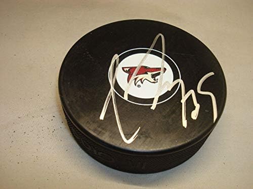 Луис Домингу подписа хокей шайба Аризона Койотс с автограф от 1B - за Миене на НХЛ с автограф